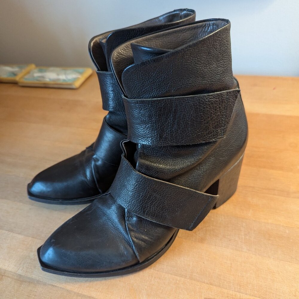 Cuuuute black boots